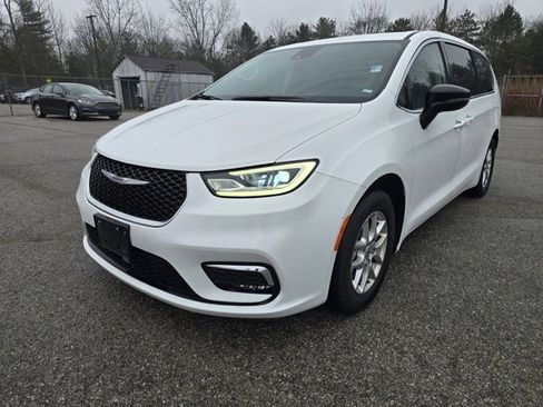 Used 2024 Chrysler Pacifica Touring-L image 7