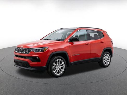 Used 2025 Jeep Compass Limited AWD/4WD image 3