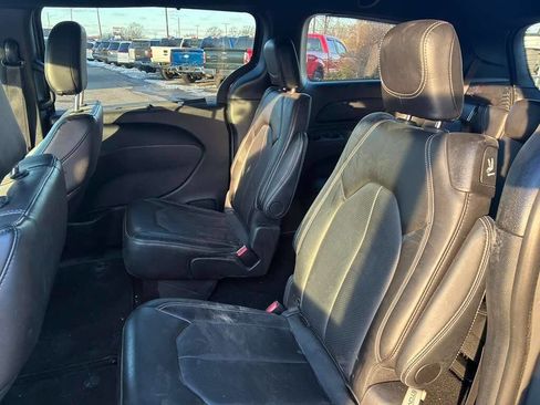 Used 2025 Chrysler Pacifica Select image 12
