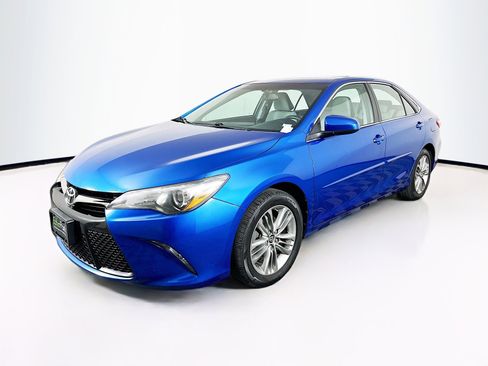 Used 2017 Toyota Camry SE w/ Moonroof Package FWD image 3