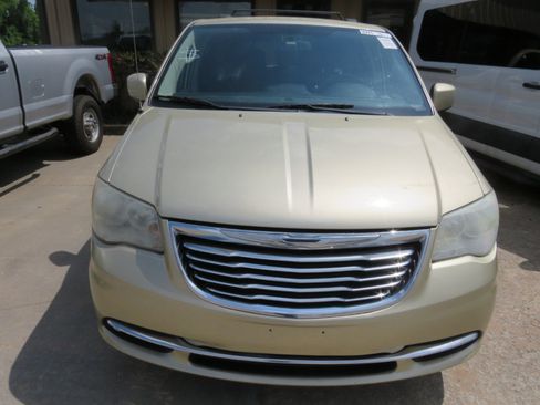 Used 2012 Chrysler Town & Country Touring image 2