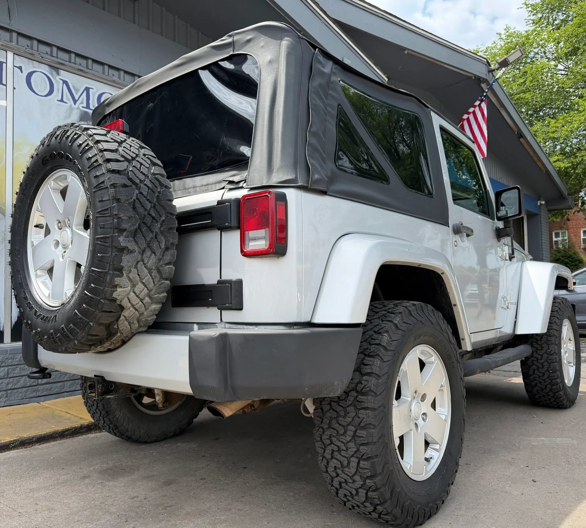 Used 2010 Jeep Wrangler Sahara w/ Trailer Tow Group AWD/4WD image 3