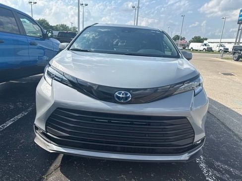 Used 2025 Toyota Sienna XLE Woodland Edition AWD/4WD image 14