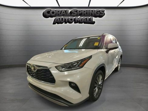 Used 2021 Toyota Highlander Platinum FWD image 2