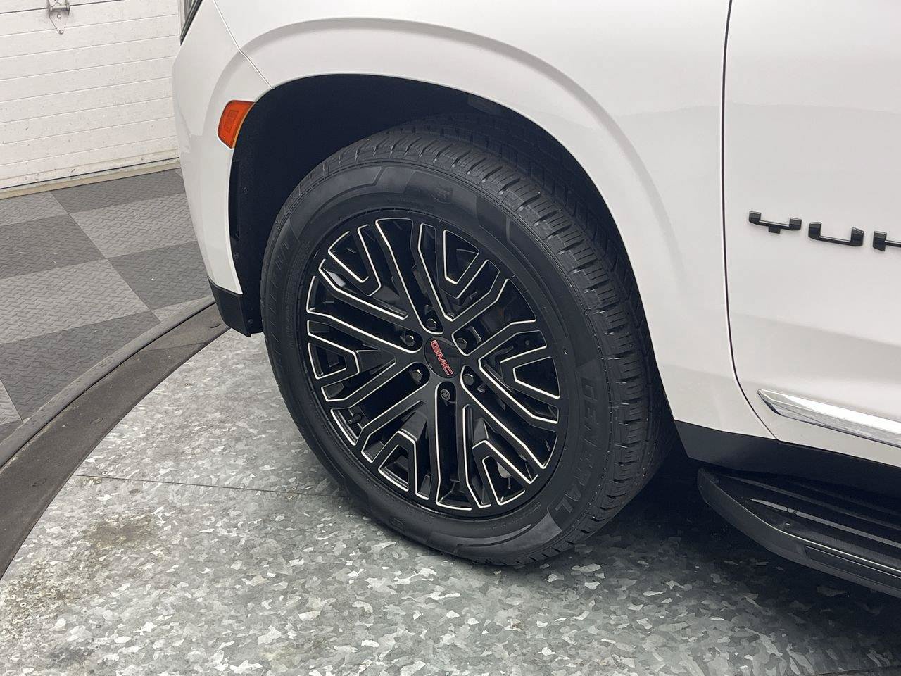 Certified 2022 GMC Yukon SLT w/ SLT Premium Package AWD/4WD image 37