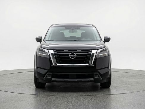 Used 2025 Nissan Pathfinder SV image 2
