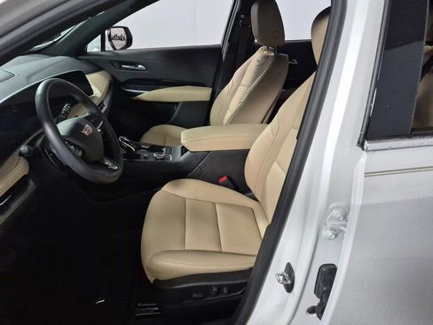 Used 2024 Cadillac XT4 Luxury w/ Cold Weather Package image 9