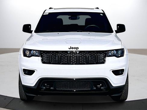 Used 2019 Jeep Grand Cherokee Laredo image 3