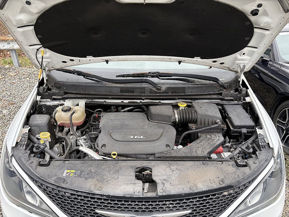 Used 2017 Chrysler Pacifica Touring-L FWD image 9