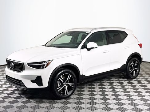 Used 2025 Volvo XC40 B5 Core image 4