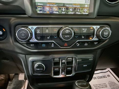 Used 2023 Jeep Wrangler Unlimited Sahara AWD/4WD image 15