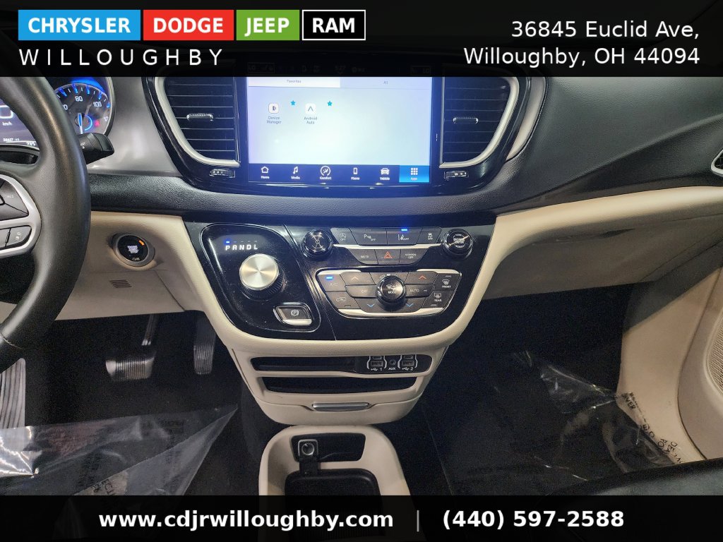 Used 2023 Chrysler Pacifica Touring-L FWD image 19
