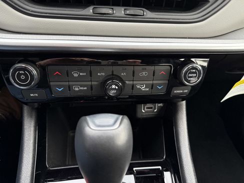 Used 2025 Jeep Compass Limited image 24