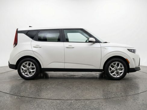Used 2025 Kia Soul LX w/ LX Technology Package image 11