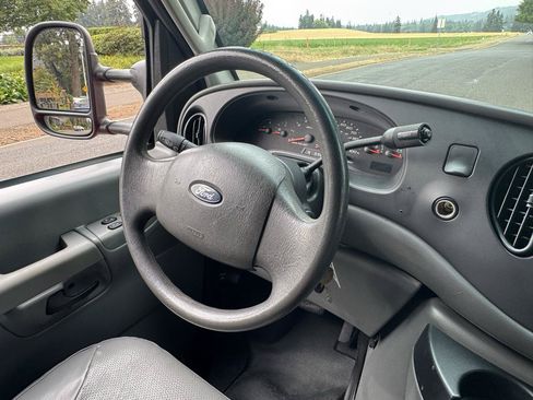 Used 2006 Ford E-350 and Econoline 350 XLT RWD image 23