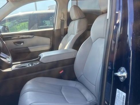 Used 2025 Honda Pilot Touring image 3