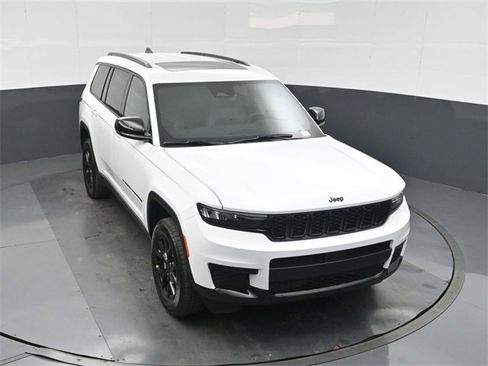 New 2025 Jeep Grand Cherokee L Altitude image 39