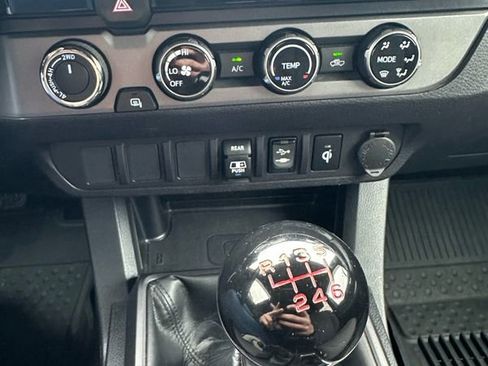 Used 2018 Toyota Tacoma TRD Off-Road AWD/4WD image 15