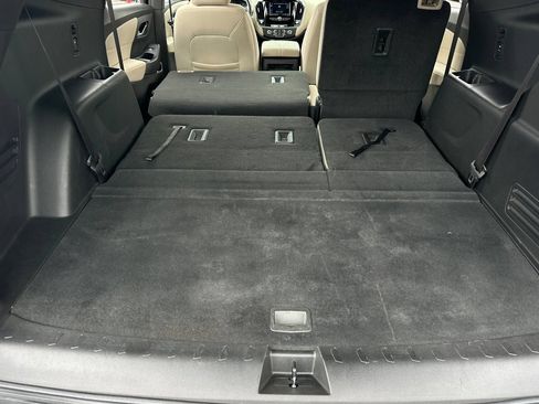 Used 2022 Chevrolet Traverse LS FWD image 18