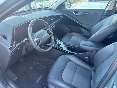 Used 2024 Kia Niro EX w/ EX Cold Weather Package FWD image 4