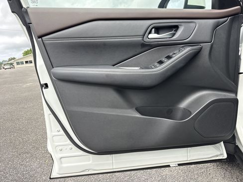 Used 2023 Nissan Rogue SV FWD image 14