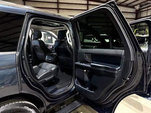 Used 2025 Ford Expedition Platinum AWD/4WD image 19
