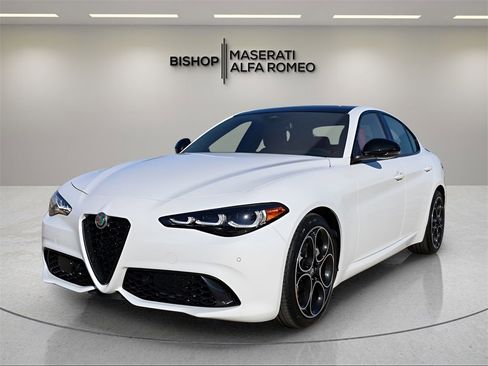 New 2025 Alfa Romeo Giulia Base image 3