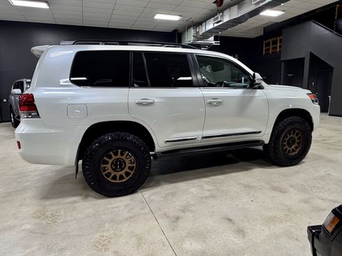 Used 2019 Toyota Land Cruiser w/ Preferred Accessory Package image 8