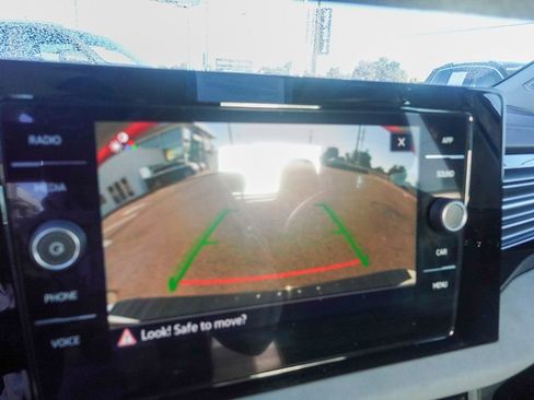 Certified 2025 Volkswagen Jetta SE w/ Sunroof Package image 21