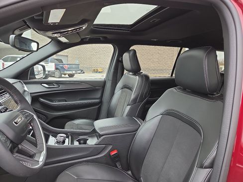 Used 2024 Jeep Grand Cherokee L Altitude image 14