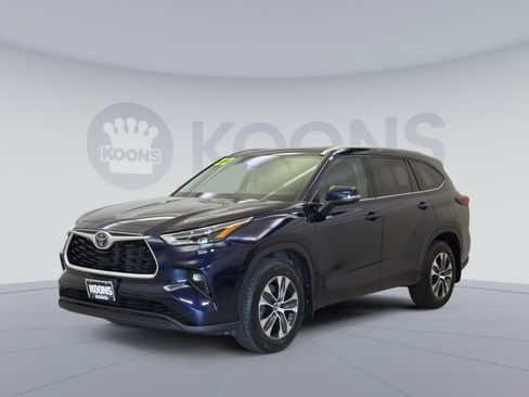 Used 2022 Toyota Highlander XLE AWD/4WD image 1