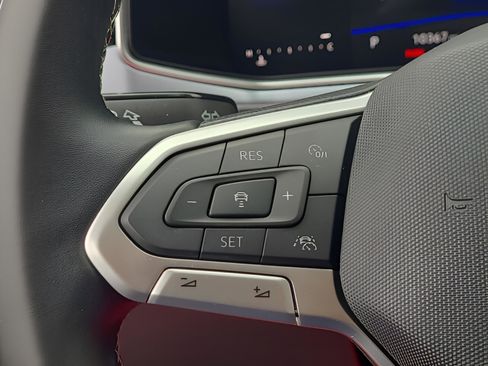 Certified 2025 Volkswagen Taos SE image 24