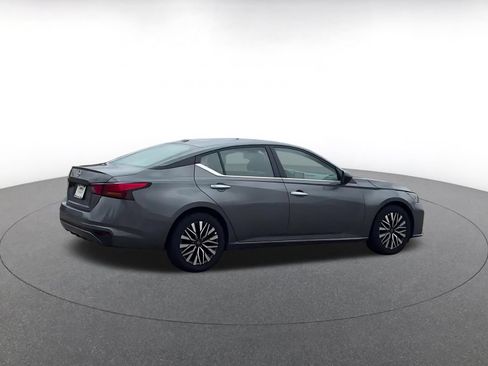 Used 2025 Nissan Altima 2.5 SV FWD image 12