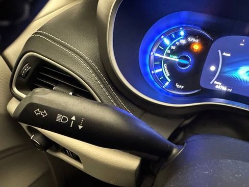 Used 2022 Chrysler Pacifica Touring-L w/ Uconnect Theater Family Group image 25