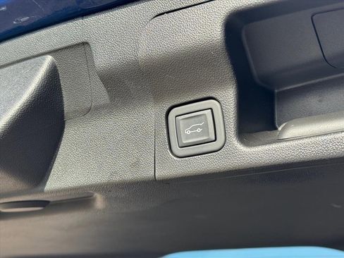 Used 2023 GMC Acadia SLE w/ Driver Convenience Package image 6