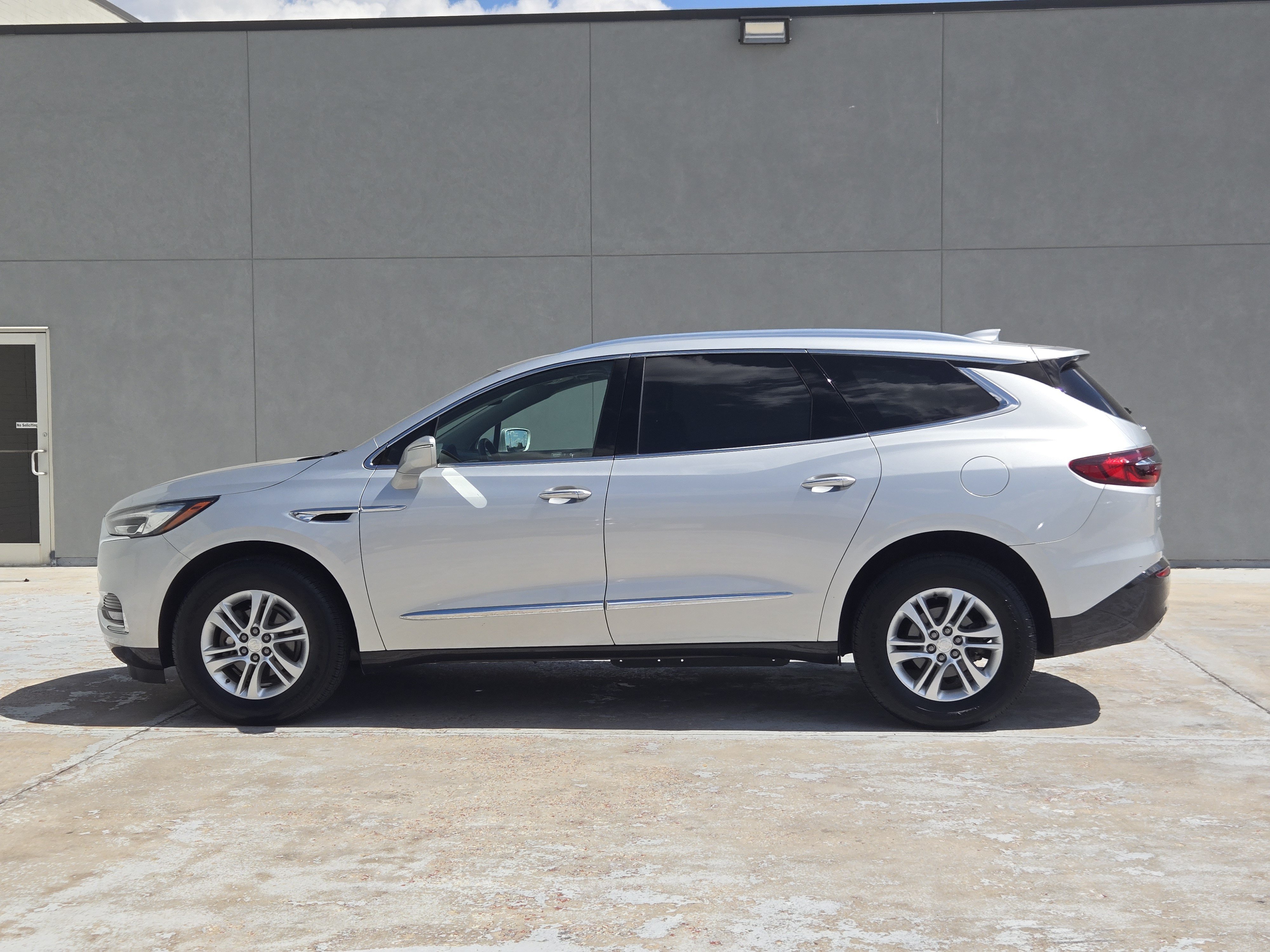 Used 2018 Buick Enclave Essence w/ Trailering Package FWD image 4