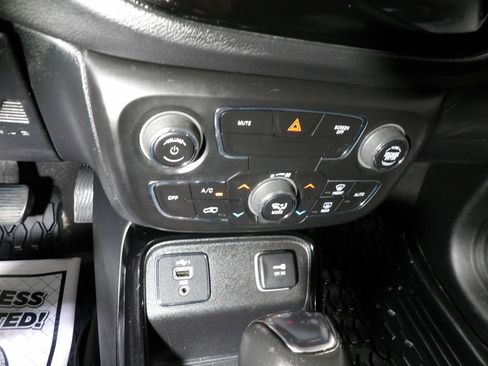 Used 2021 Jeep Compass Latitude FWD image 15