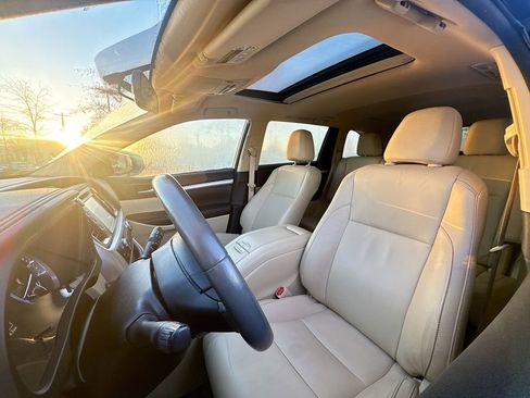 Used 2016 Toyota Highlander XLE image 10
