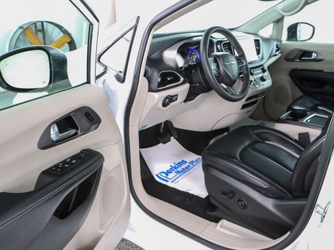 Used 2023 Chrysler Pacifica Touring-L image 3