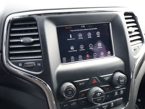 Used 2018 Jeep Grand Cherokee Laredo image 16