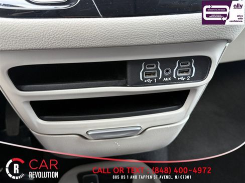 Used 2024 Chrysler Pacifica Limited FWD image 28