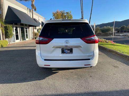 Used 2020 Toyota Sienna Limited image 6