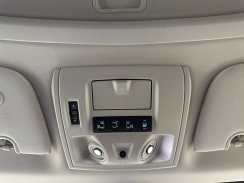 Used 2010 Chrysler Town & Country Limited w/ Entertainment Group #3 image 21