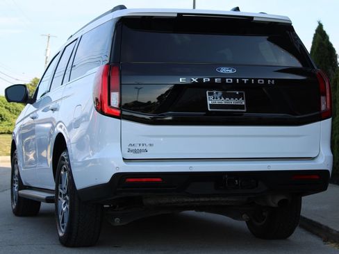 Used 2025 Ford Expedition Active AWD/4WD image 3