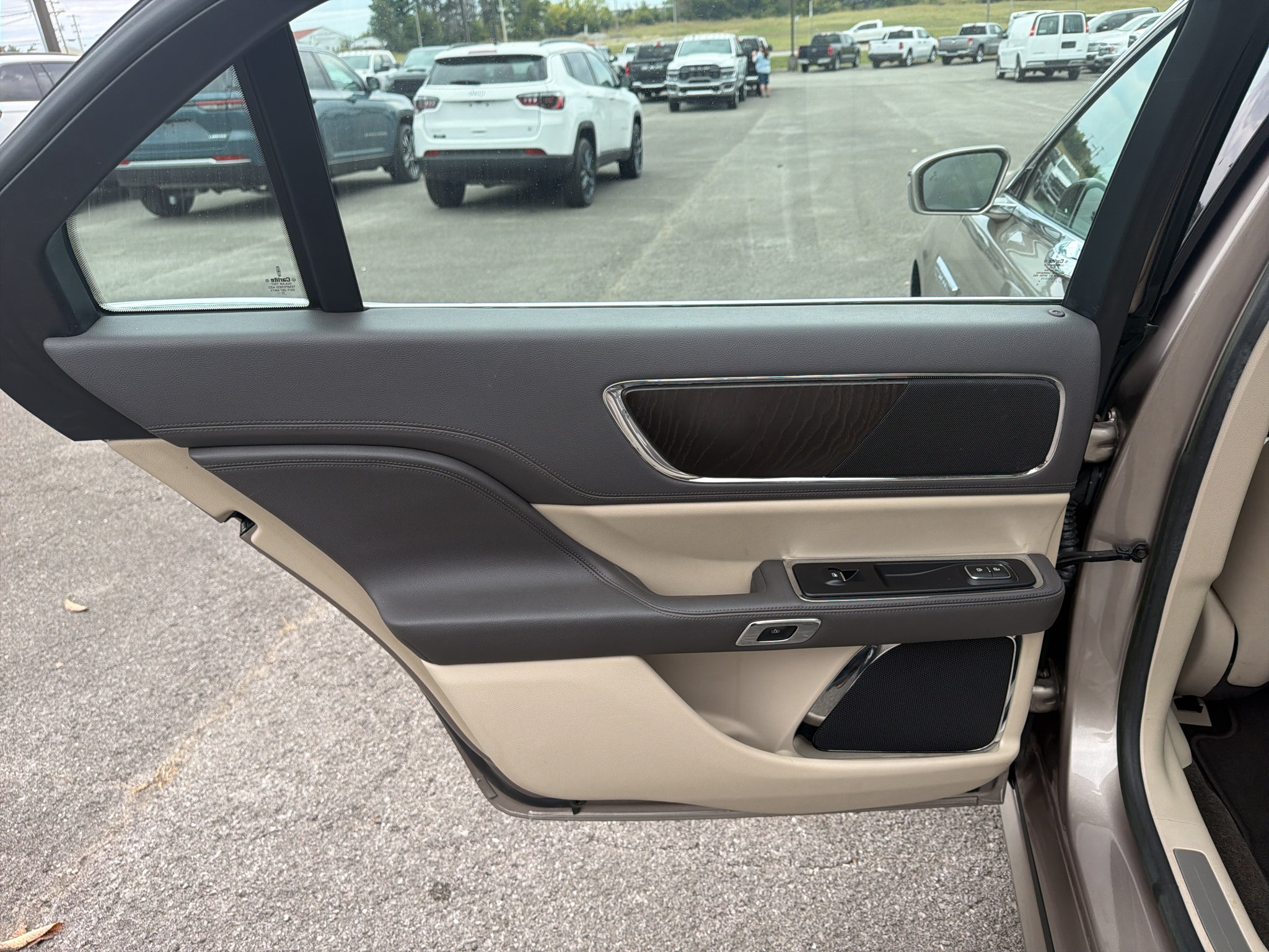 Used 2018 Lincoln Continental Select w/ Continental Climate Package FWD image 35