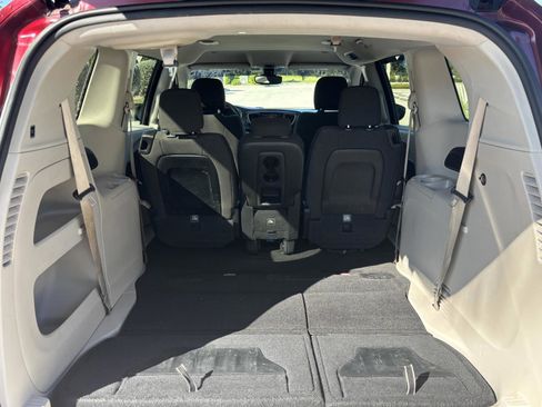 Used 2017 Chrysler Pacifica Touring image 17