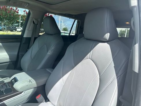 Used 2020 Toyota Highlander Limited FWD image 5