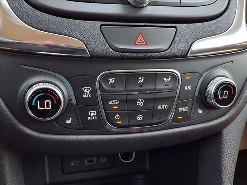 Used 2021 Chevrolet Equinox LT image 12