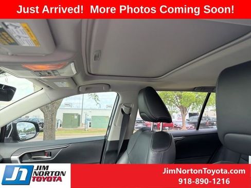 Used 2021 Toyota RAV4 XLE Premium image 11