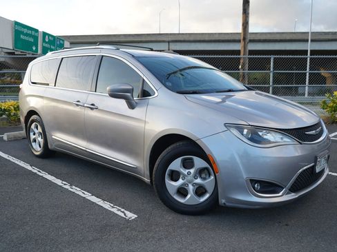 Used 2017 Chrysler Pacifica Touring-L Plus image 5
